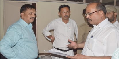 bjp member met sdm, paper snatched