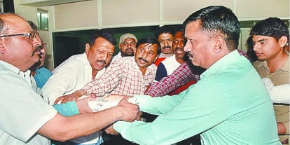 bjp member met sdm, paper snatched