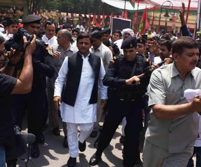 akhilesh yadav press conference in party office