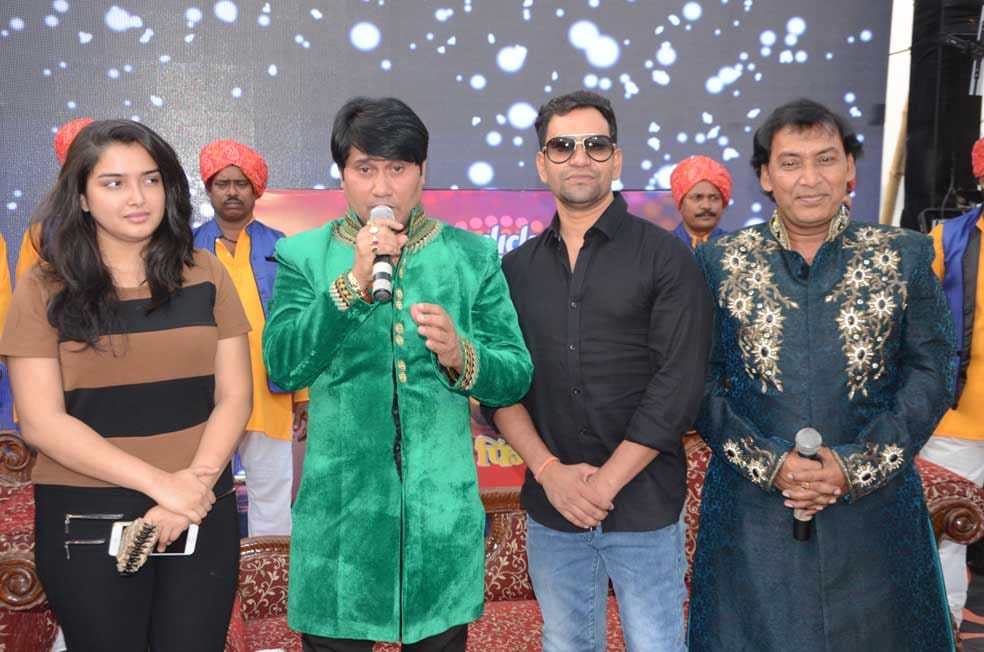 bhojpuri actor nirahua and actress amrpali reached varanasi for grand finale
