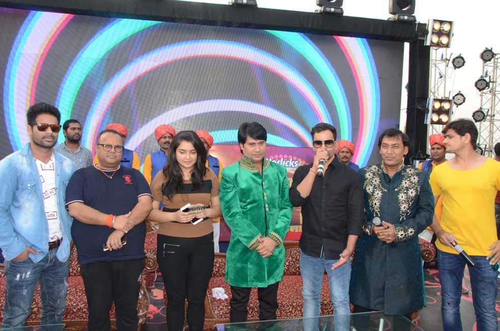 bhojpuri actor nirahua and actress amrpali reached varanasi for grand finale