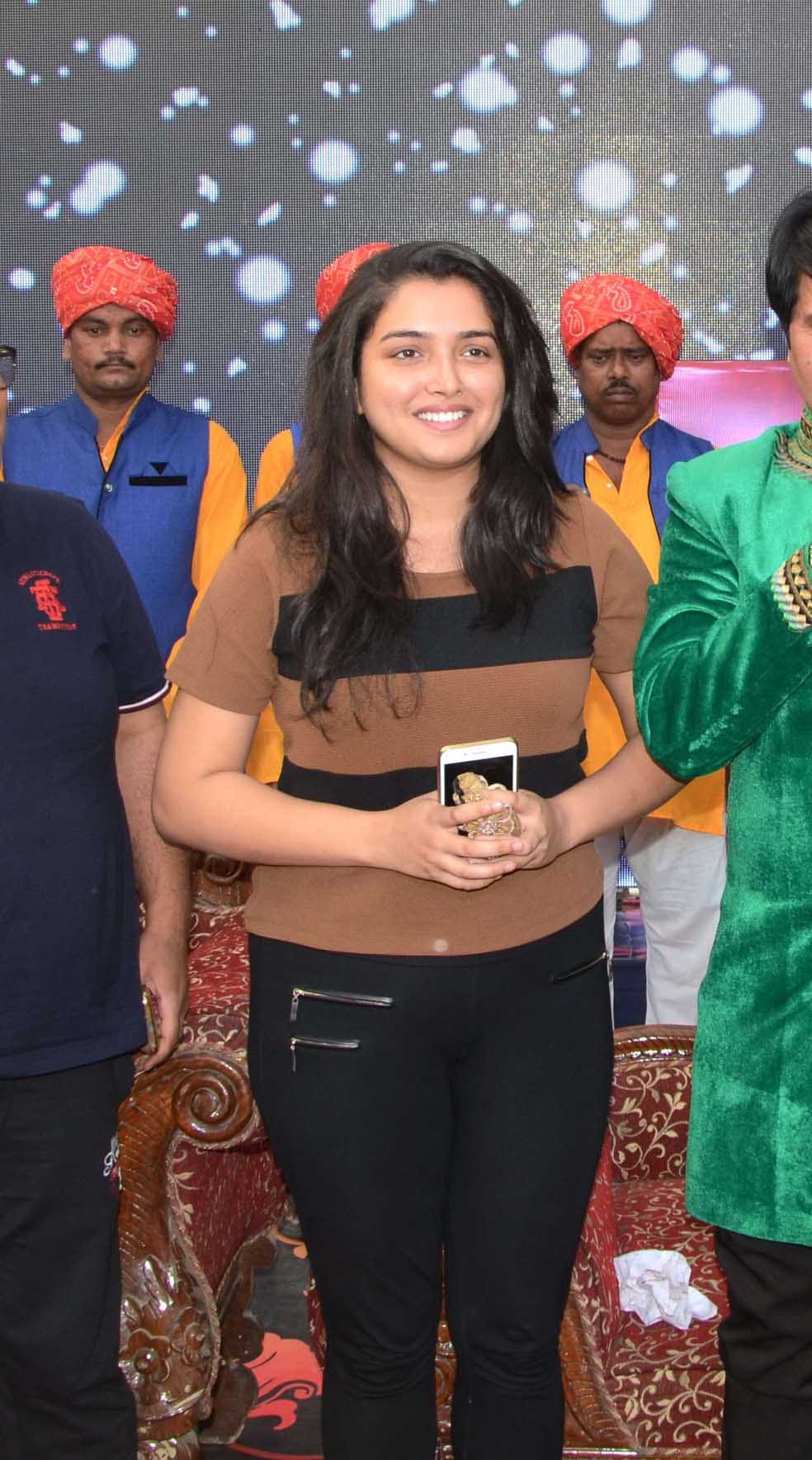 bhojpuri actor nirahua and actress amrpali reached varanasi for grand finale