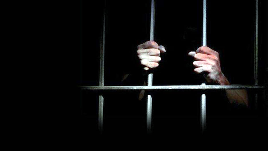 prisoner was taken to a shopping mall by policeman