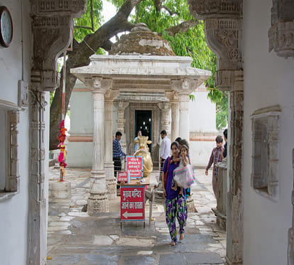 achaleshwar mahadev temple where worshiped thumb of lord shiva