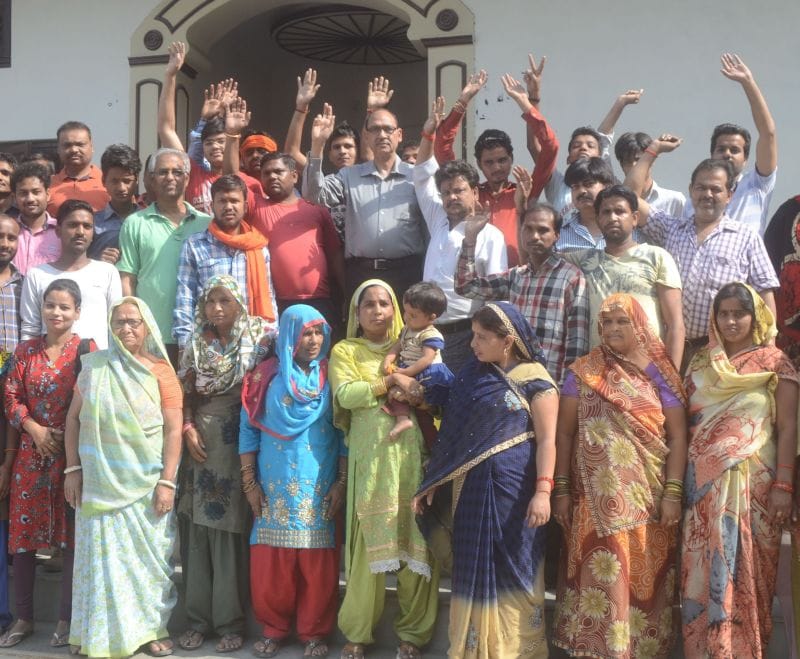 mehata paark mein sharaab theke par bola dhaava, botalen todeen