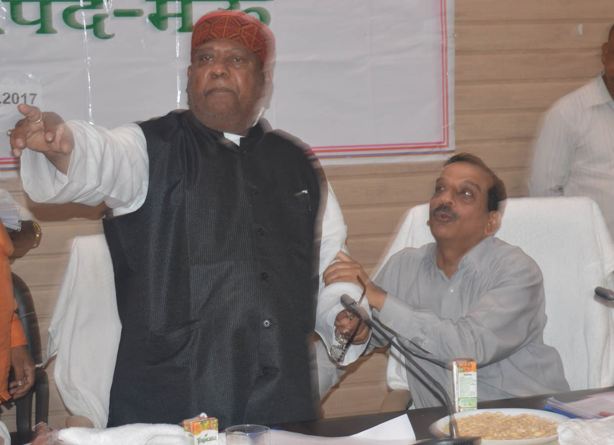 mau bjp mp harinaryan rajbhar loose his control in meeting 