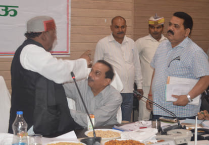 mau bjp mp harinaryan rajbhar loose his control in meeting 