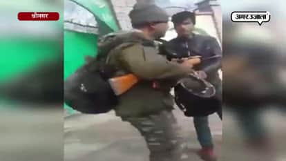 KASHMIRIS ESCORT CRPF JAWAN