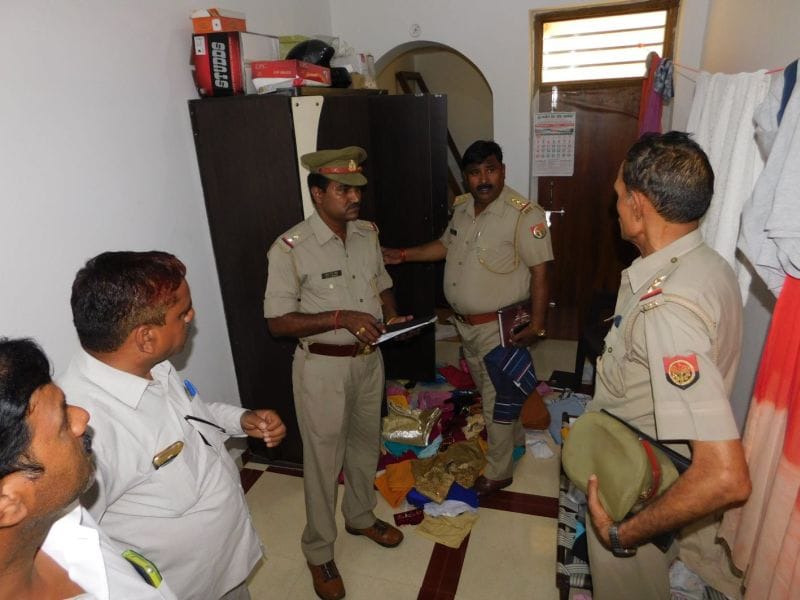 Lakhs of Dinadhada teacher couple steals millions of people