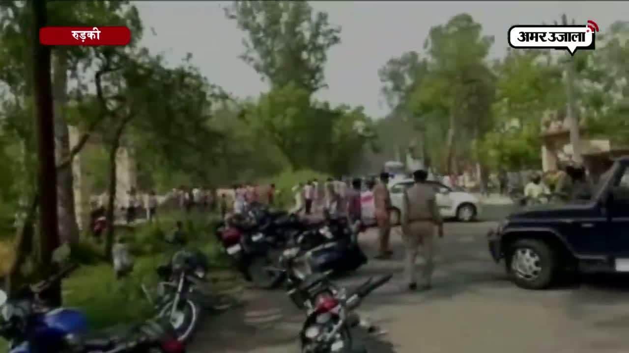 रुड़की पुलिस पर पथराव 