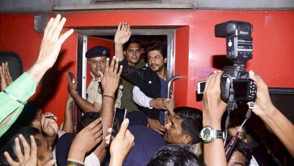 stampede in kota junction when sharukh reached their by train