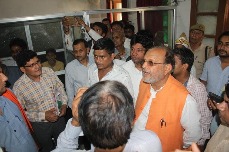 Yogi ministers visit Varanasi municipal corporation sees dirt, stop the salary of 12