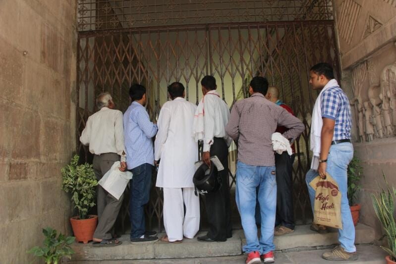 Yogi ministers visit Varanasi municipal corporation sees dirt, stop the salary of 12