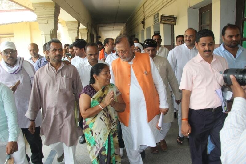 Yogi ministers visit Varanasi municipal corporation sees dirt, stop the salary of 12