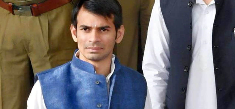 tez pratap yadav reached vindhyachal temple and do ritual yagya for family