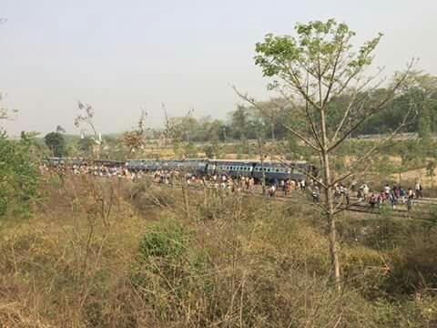 Meerut Lucknow Rajya Rani Express derail near Rampur