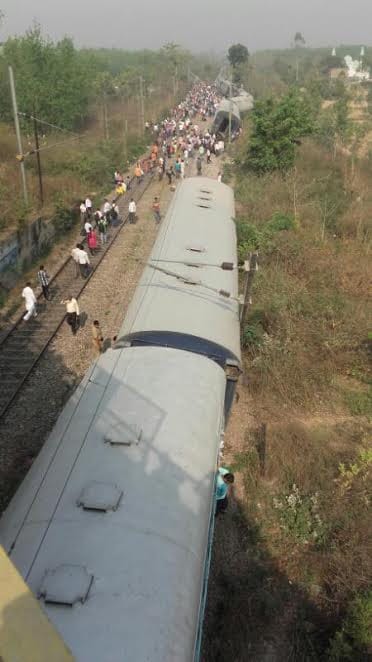 Meerut Lucknow Rajya Rani Express derail near Rampur