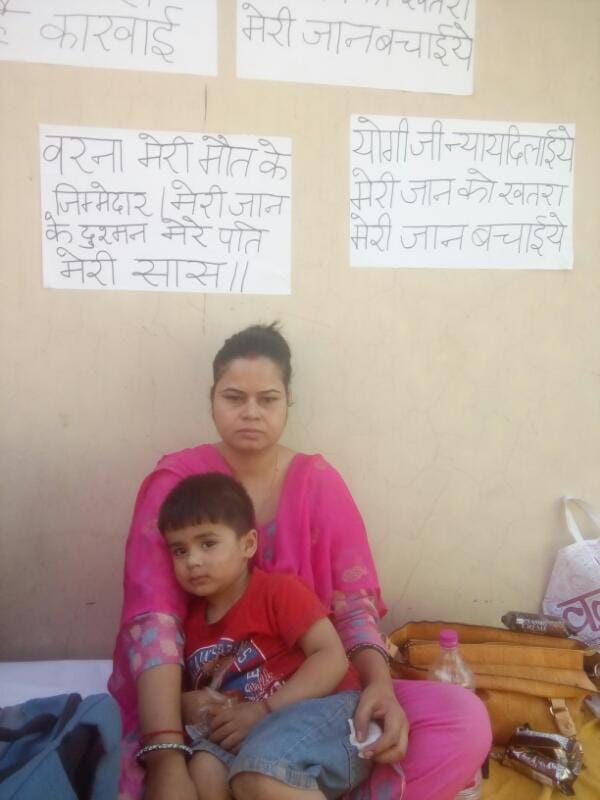 a wife make protest at husband house in varanasi