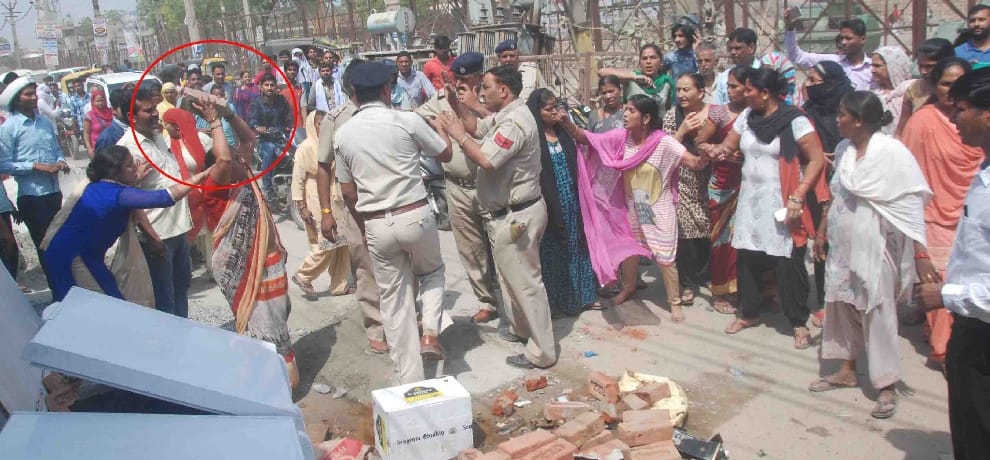  woman protest and broke liquor shops in faridabad
