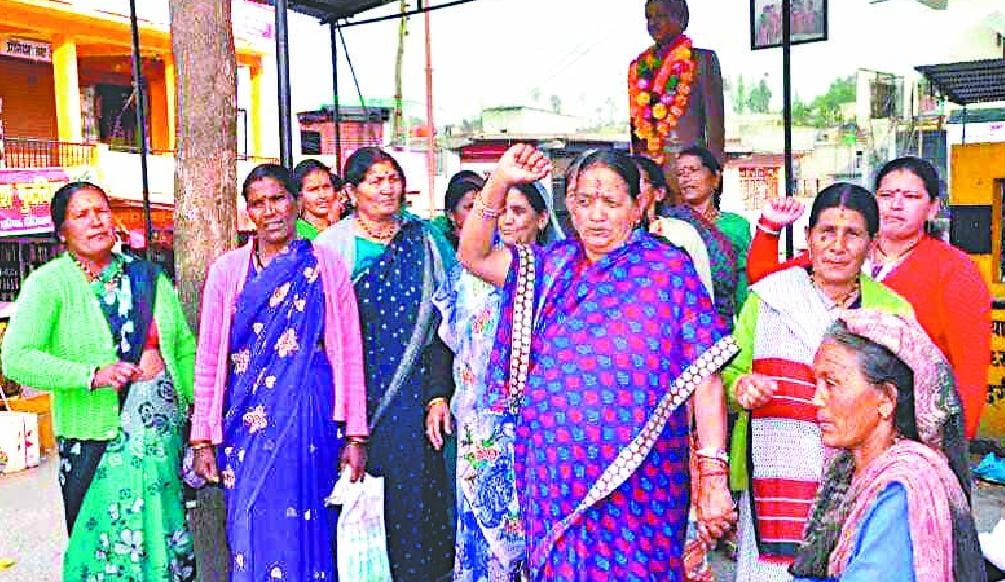 Demonstration of women protesting against liquor shop