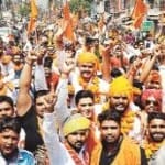शहर में श्री राम सेना की ओर से निकाली गई भगवा यात्रा में शामिल युवा।