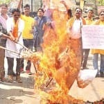 पुतला जलाकर विरोध प्रदर्शन करते हिंदू जागरण मंच युवा वाहिनी के पदाधिकारी।