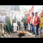 शहर में पाक का पुतला फूंकते समाजसेवी।