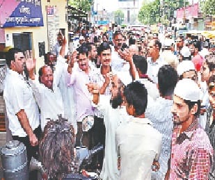 meat vyaapari pakde, hungama
