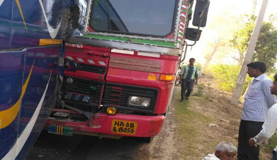 22 injured in bus container accident