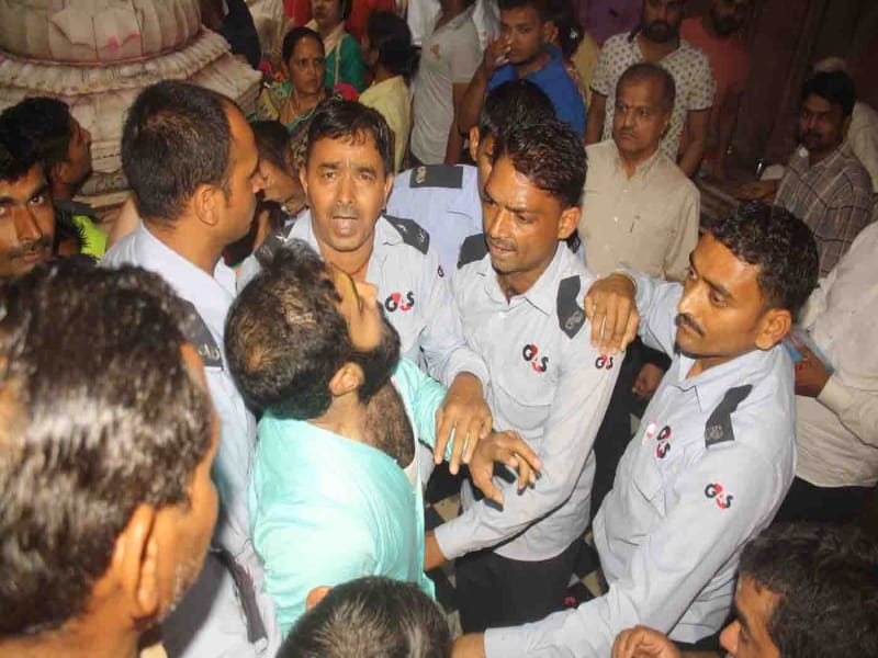 fight between devotees and security guards in bankebihari temple