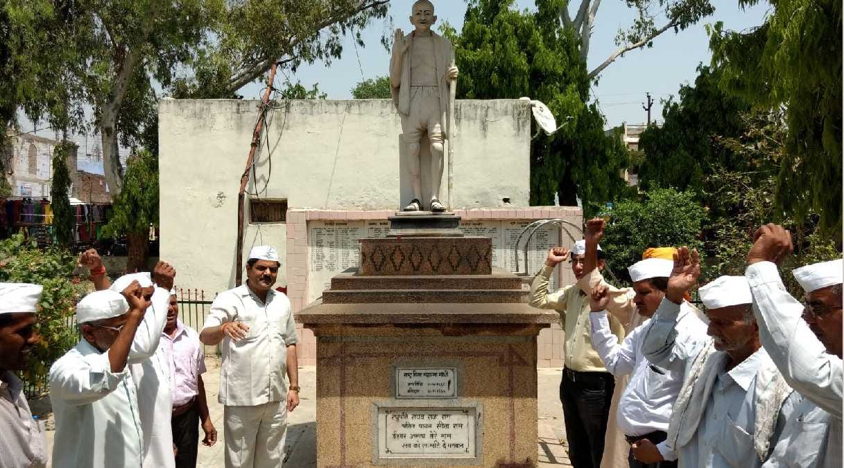 Cows Ramdhun near Bapu statue