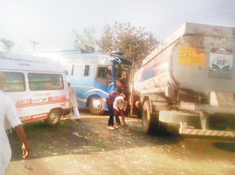 Tanker-Container, 22 injured by bus of Baramati