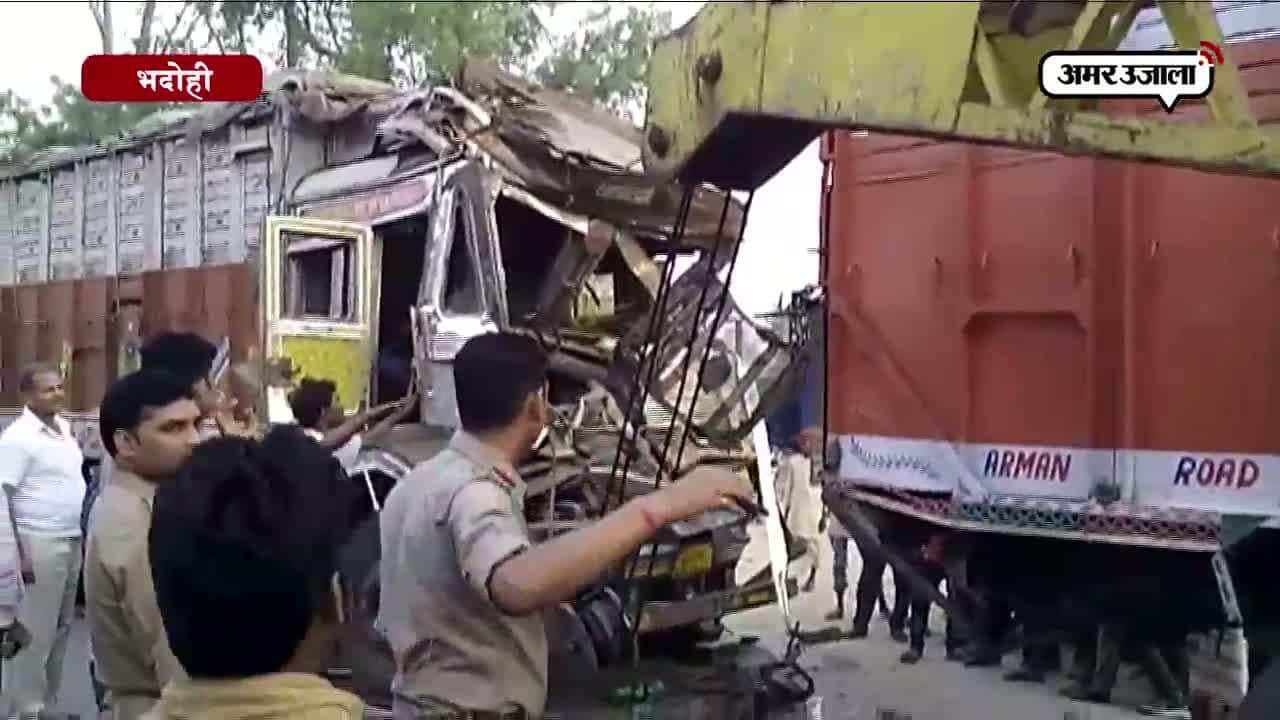 भदोही में दो ट्रकों की बीच हुई भिड़ंत 