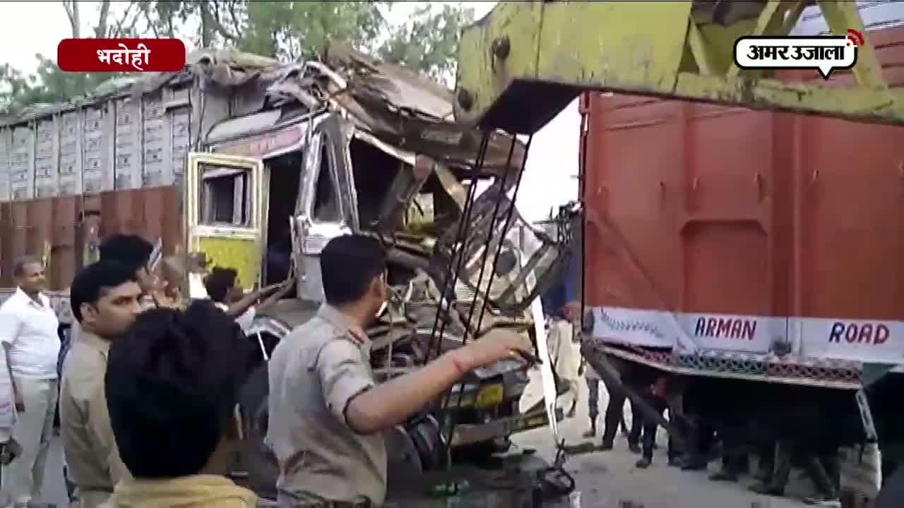 भदोही में दो ट्रकों की बीच हुई भिड़ंत 