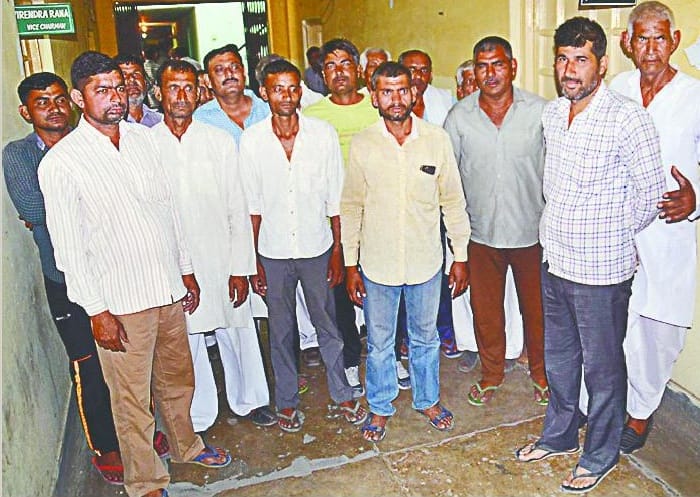 Farmers surrounded the District Sugarcane Officer