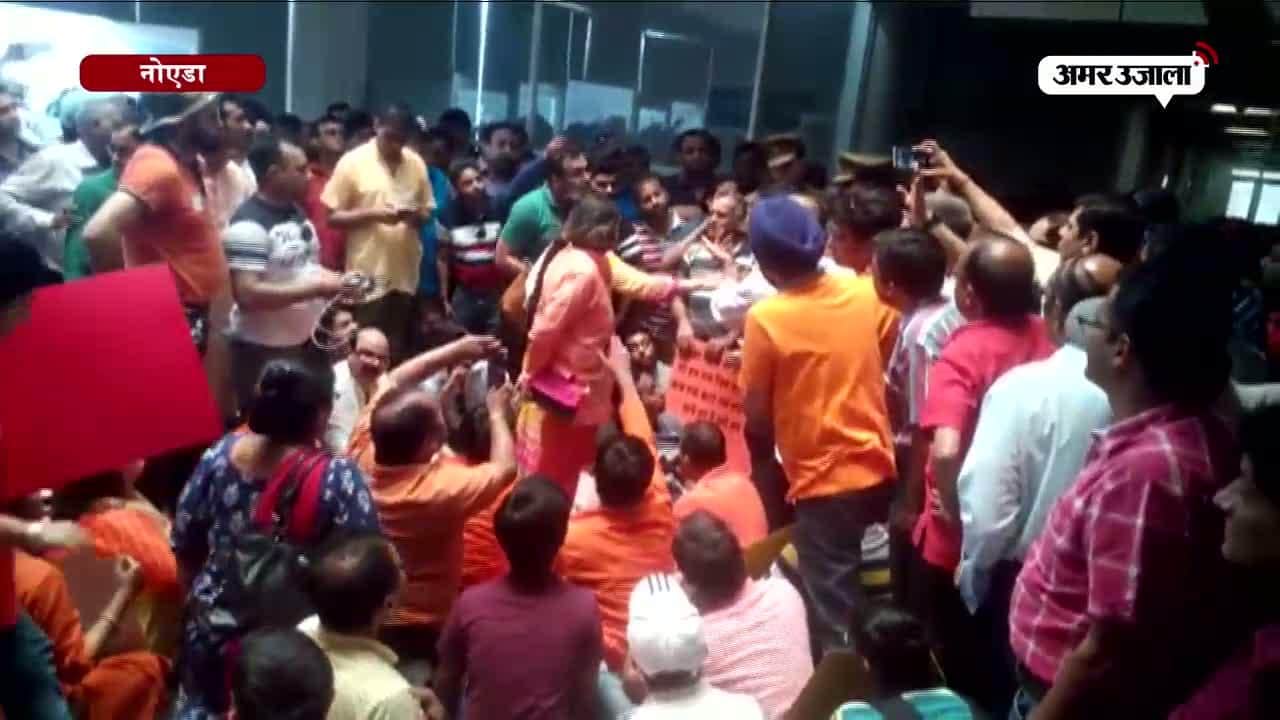 फ्लैट न मिलने पर खरीददारों ने एसएसपी कार्यालय के बाहर किया प्रदर्शन 