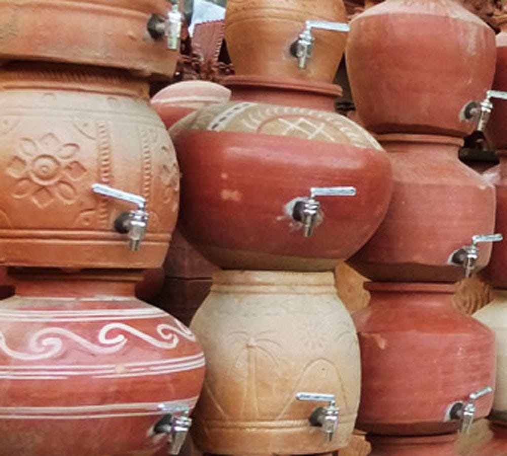 42 families selling pottery wait for Normal circumstances