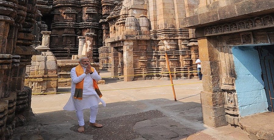PM modi offers prayers at Lingaraj Temple in Bhubaneswar