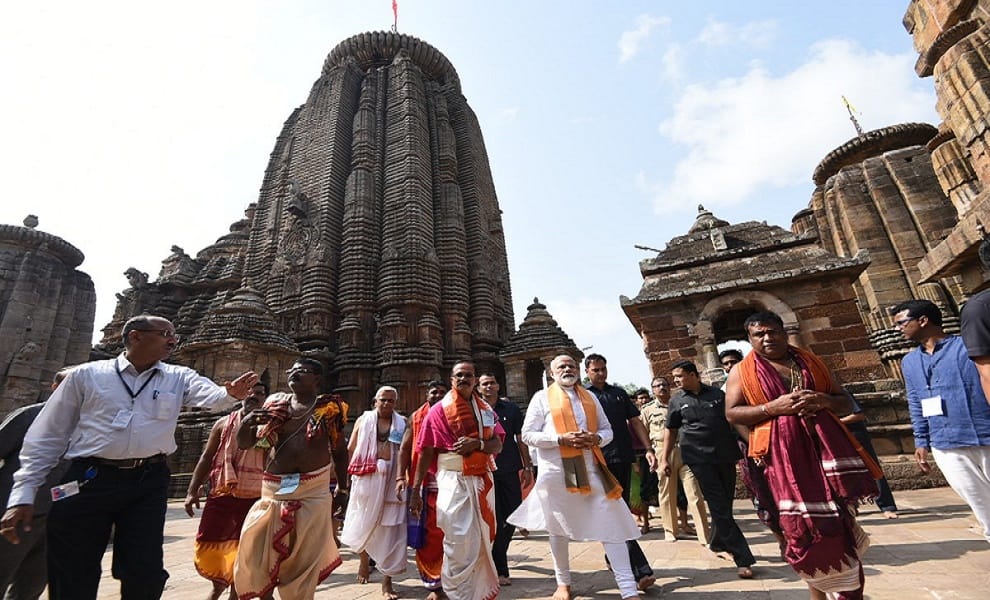 PM modi offers prayers at Lingaraj Temple in Bhubaneswar