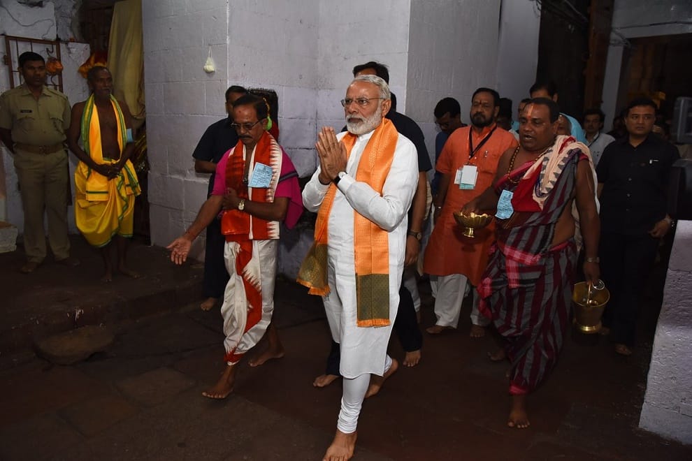 PM modi offers prayers at Lingaraj Temple in Bhubaneswar