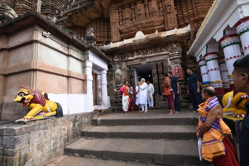 PM modi offers prayers at Lingaraj Temple in Bhubaneswar