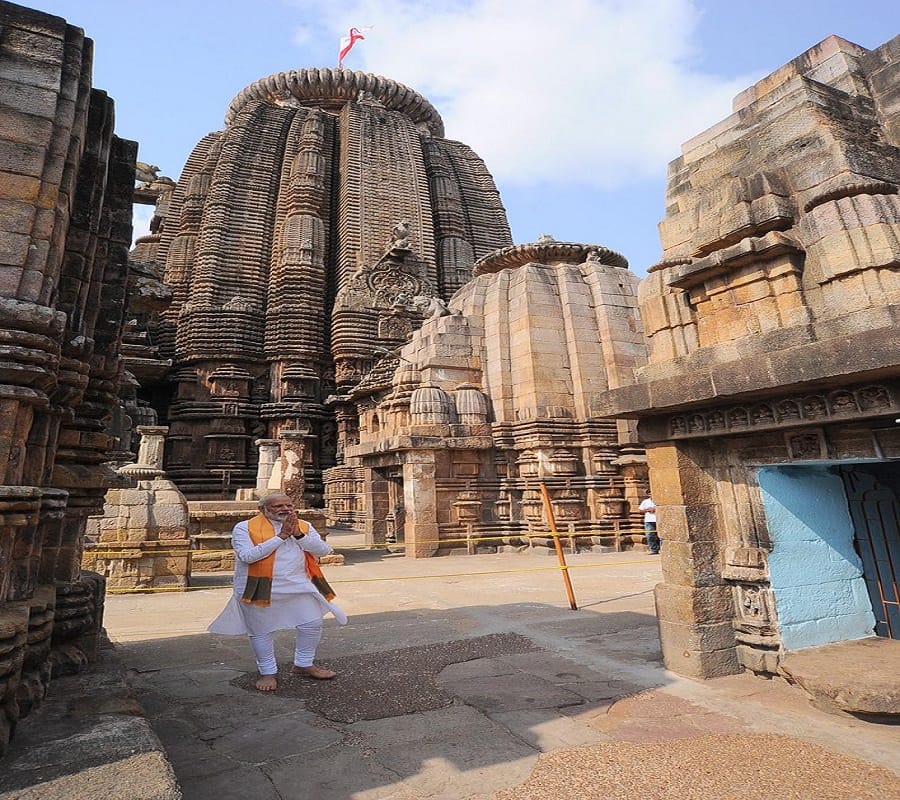 PM modi offers prayers at Lingaraj Temple in Bhubaneswar