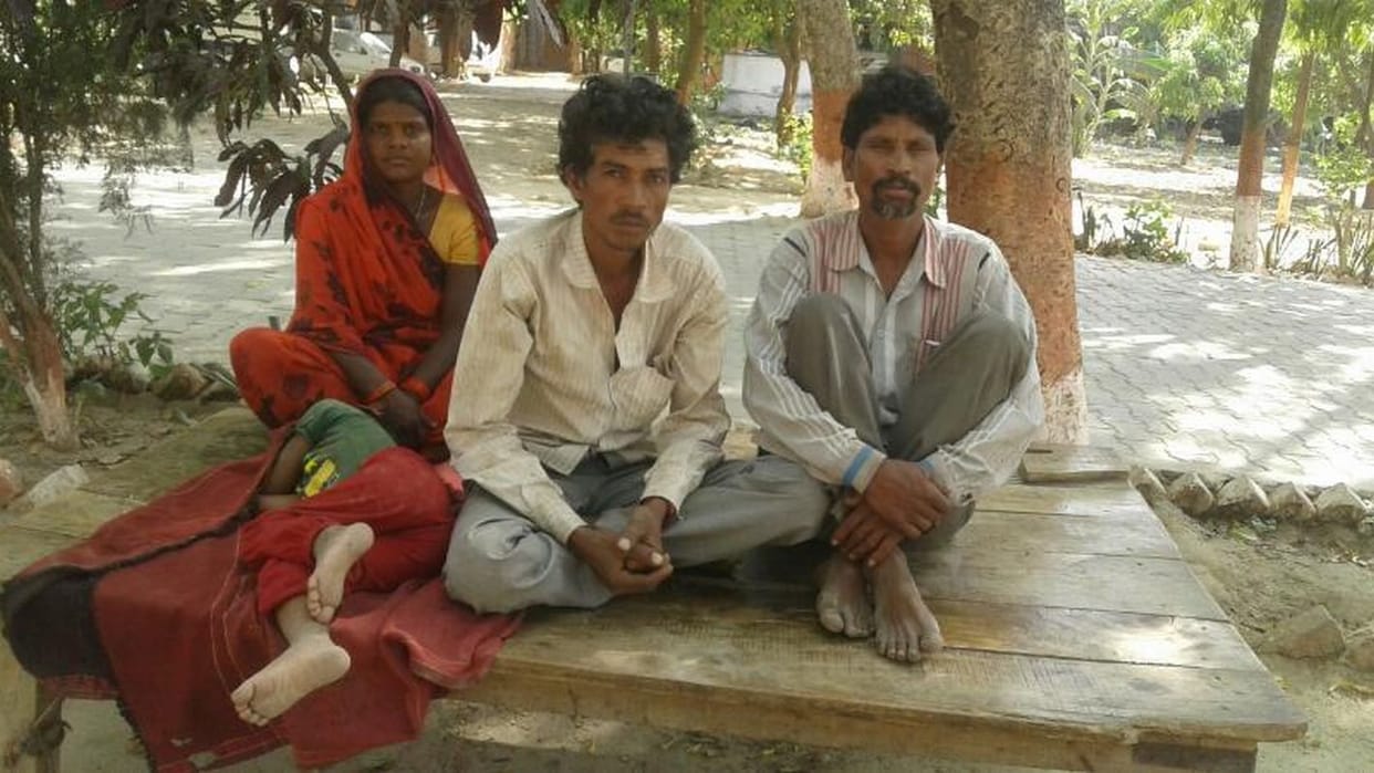 bandhak banaakar bhatthe par karaee jaatee hai majadooree