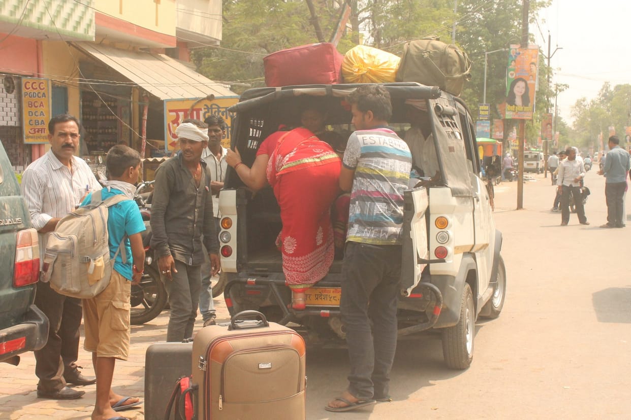 Road-filled vehicles in the city 