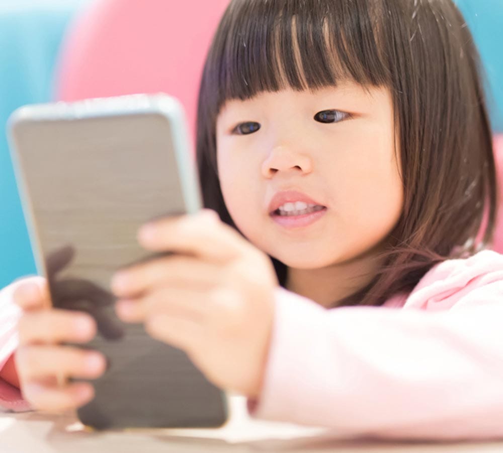 it can be dangerous for baby to use smartphone 