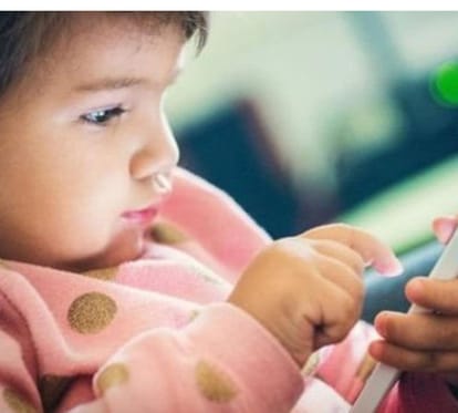 it can be dangerous for baby to use smartphone 
