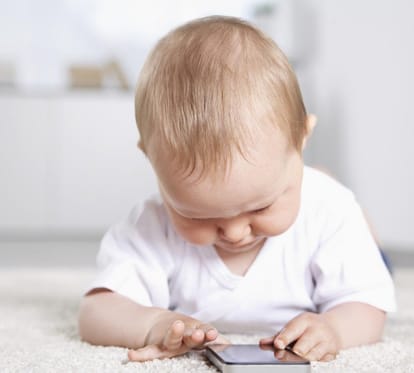 it can be dangerous for baby to use smartphone 