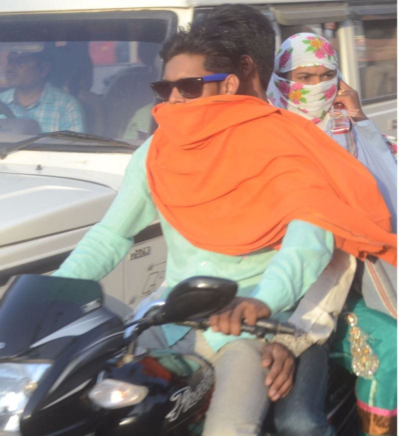 dhoop nahin aasamaan se baras rahee hai aag