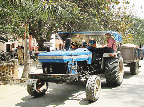 45/5000 kote ka 40 boree gehoon pakada, traiktar jabt 40 sacks of cotton caught, seized tractor