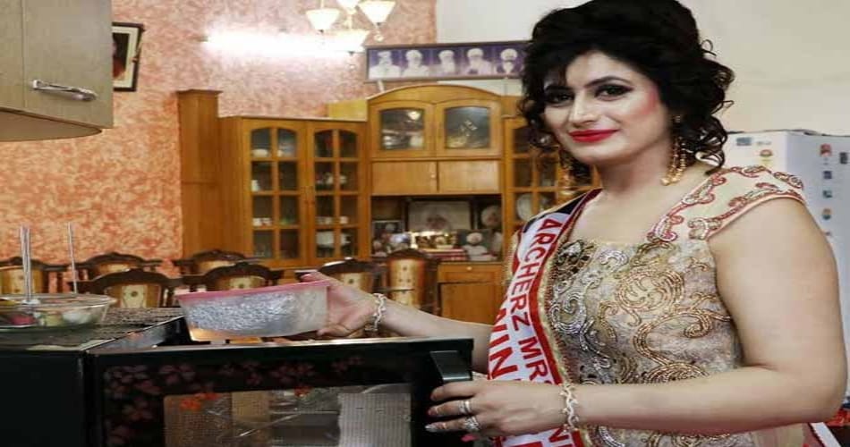  Ruche Narula Became The Proud Recipient Of Archerz Mrs India 2017